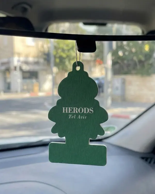 ריחנית ממותגת Herods תלויה על מראה ברכב