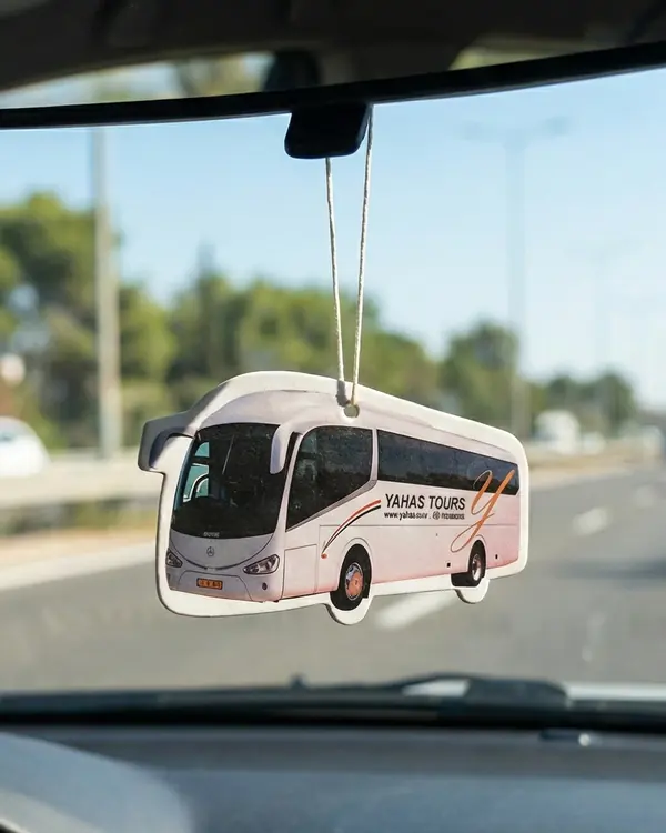 ריחנית ממותגת יהס טורס תלויה על מראה ברכב