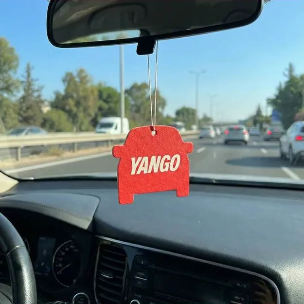 ריחנית ממותגת Yango תלויה על מראה ברכב